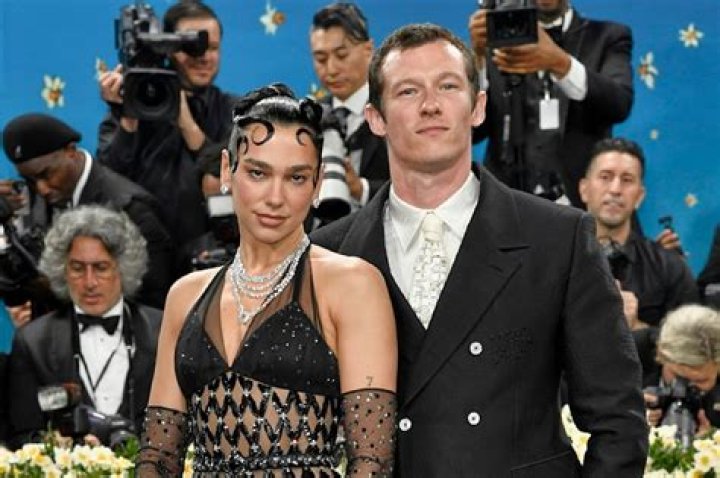 Wer ist Dua Lipa? Ein Blick auf die Pop-Ikone und ihre musikalische Reise